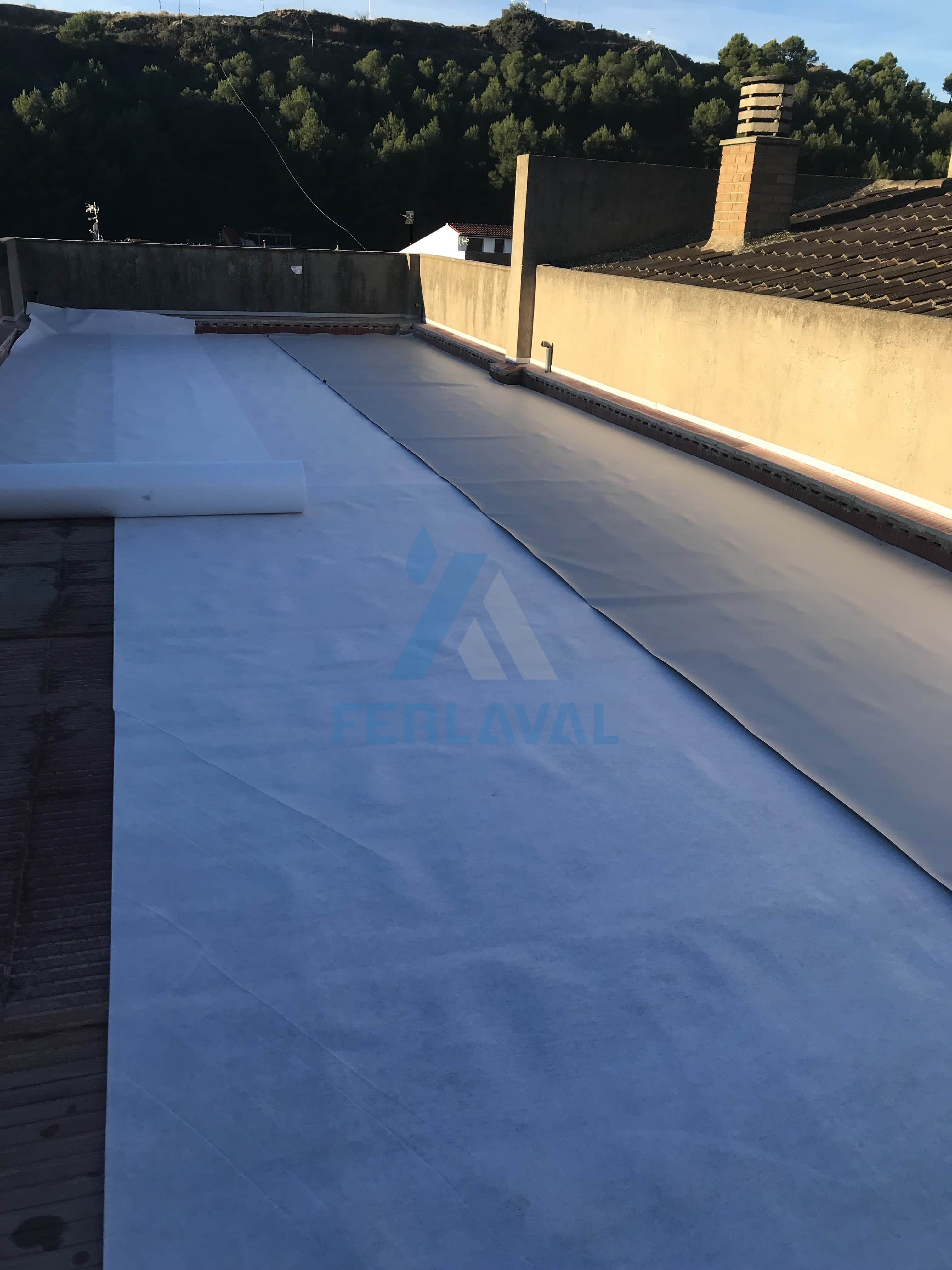 Impermeabilización de cubierta y colocación de losa filtrante. Huesca